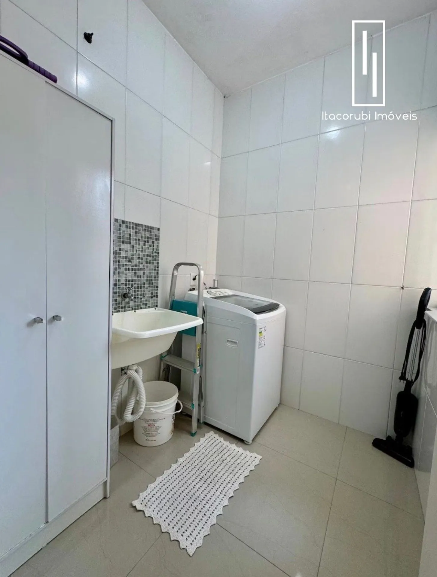 Furnished 2-bedroom house with an en-suite and pool — photo 22