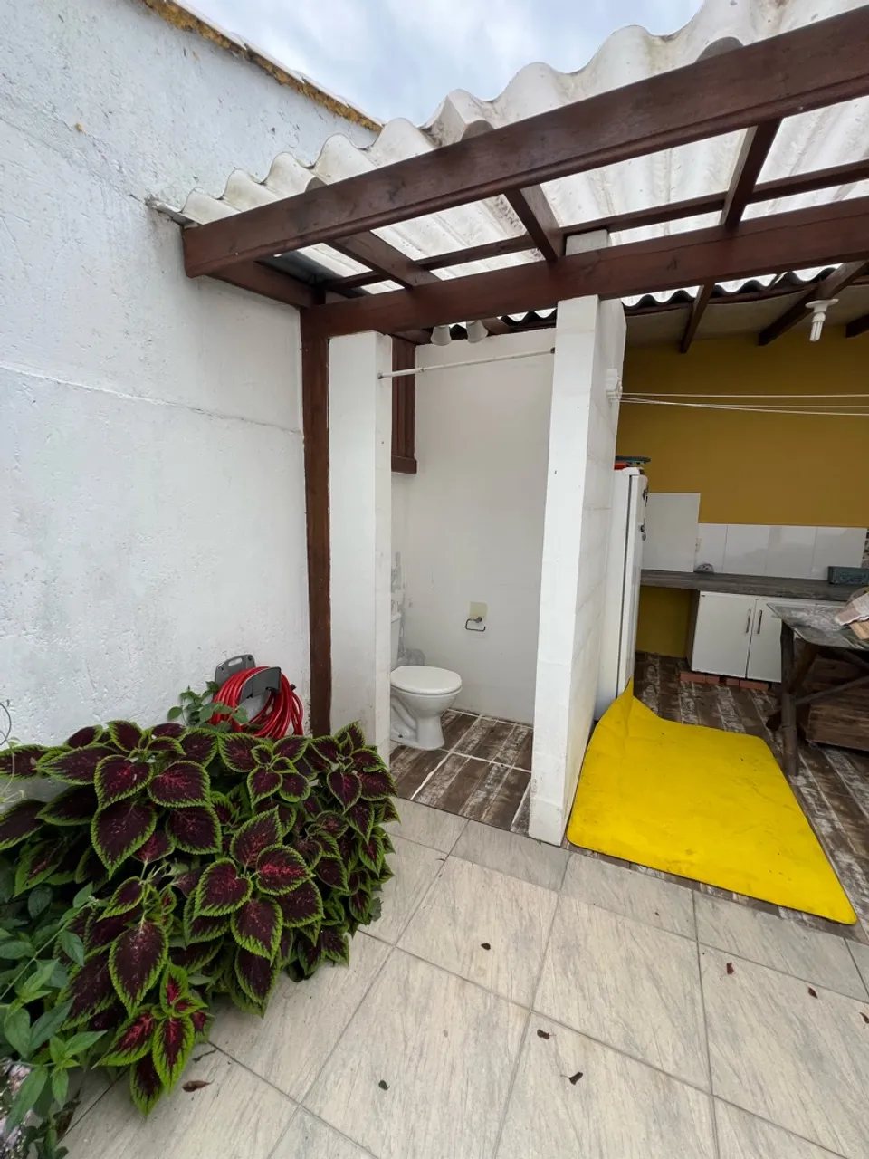 Balcony with a grill in a 2-bedroom house, 120 m² — photo 9
