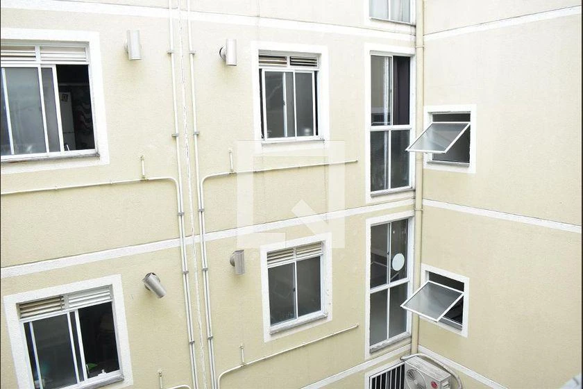 Apartamento de 2 quartos em condomínio com piscina