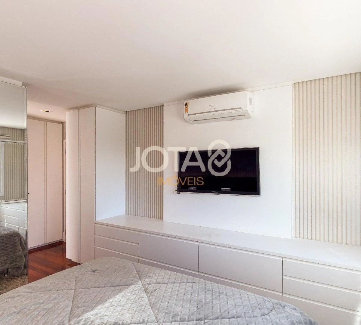 Furnished 4-bedroom apartment with open-plan kitchen — photo 42