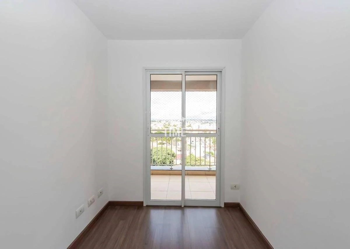 Wood or laminate floors in a 3-bedroom apartment, 69 m² — photo 31