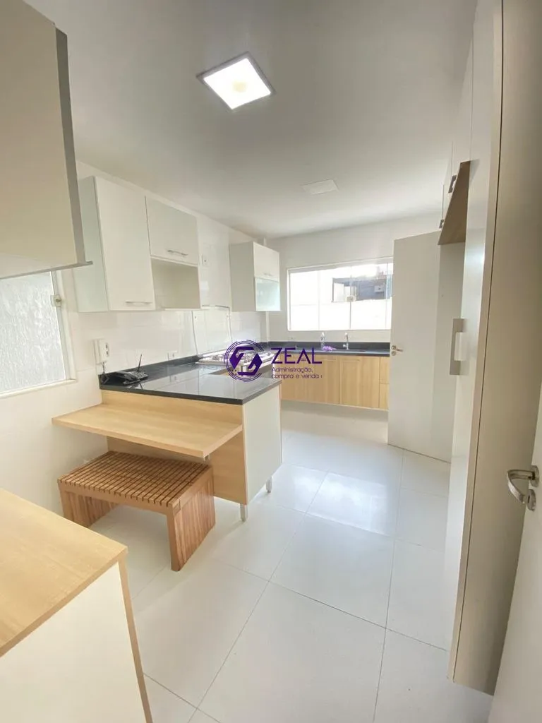 Balcony with a grill in a 4-bedroom house, 278 m² — photo 10
