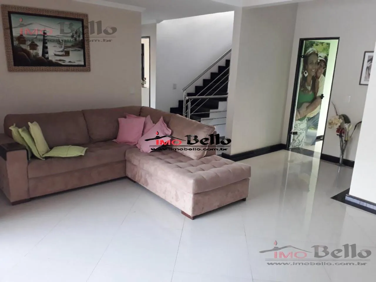 Casa com 3 suítes e 400 m², piso de madeira na sala — photo 13