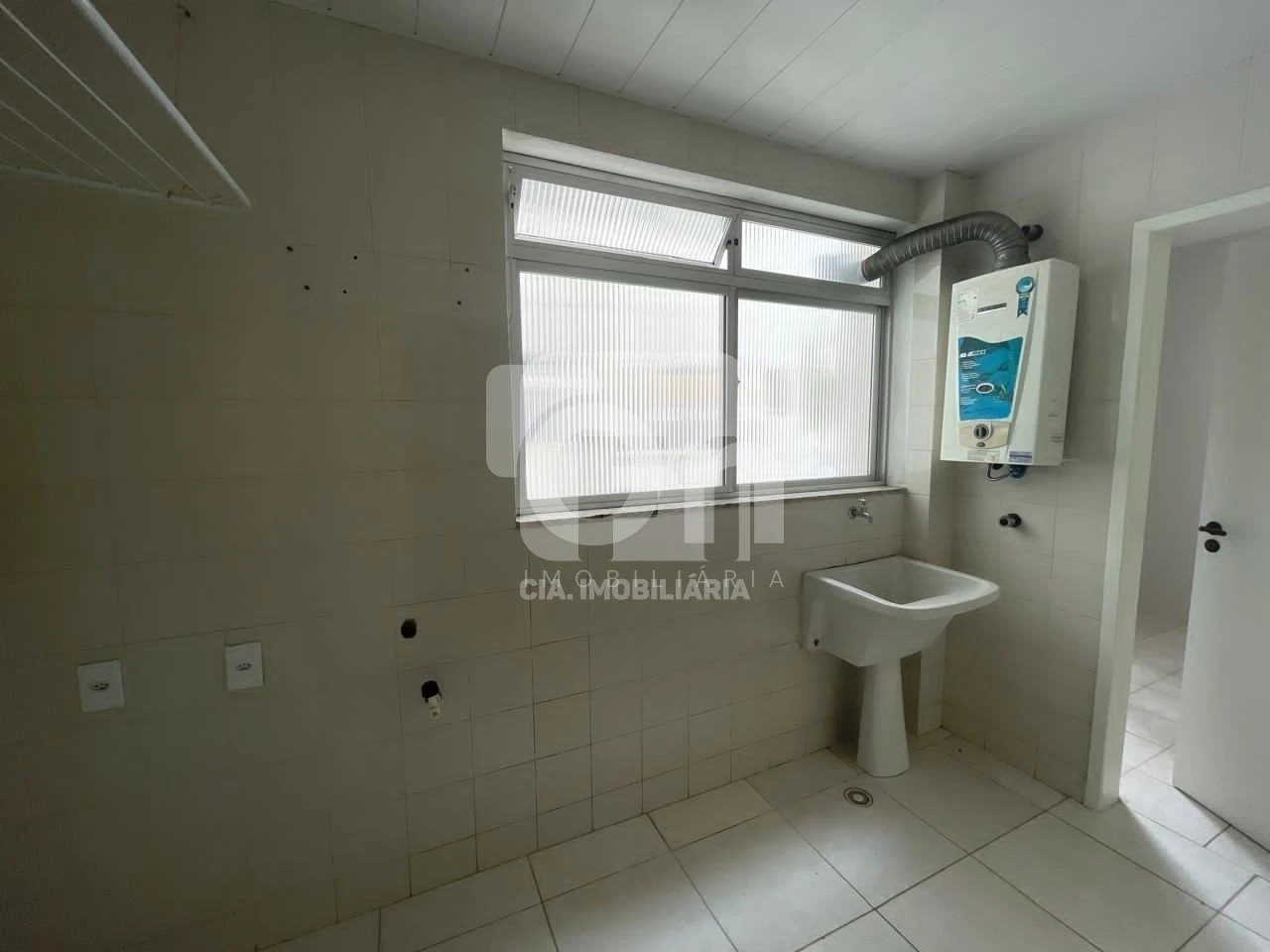 Wood or laminate floors in a 3-bedroom apartment, 114 m² — photo 6