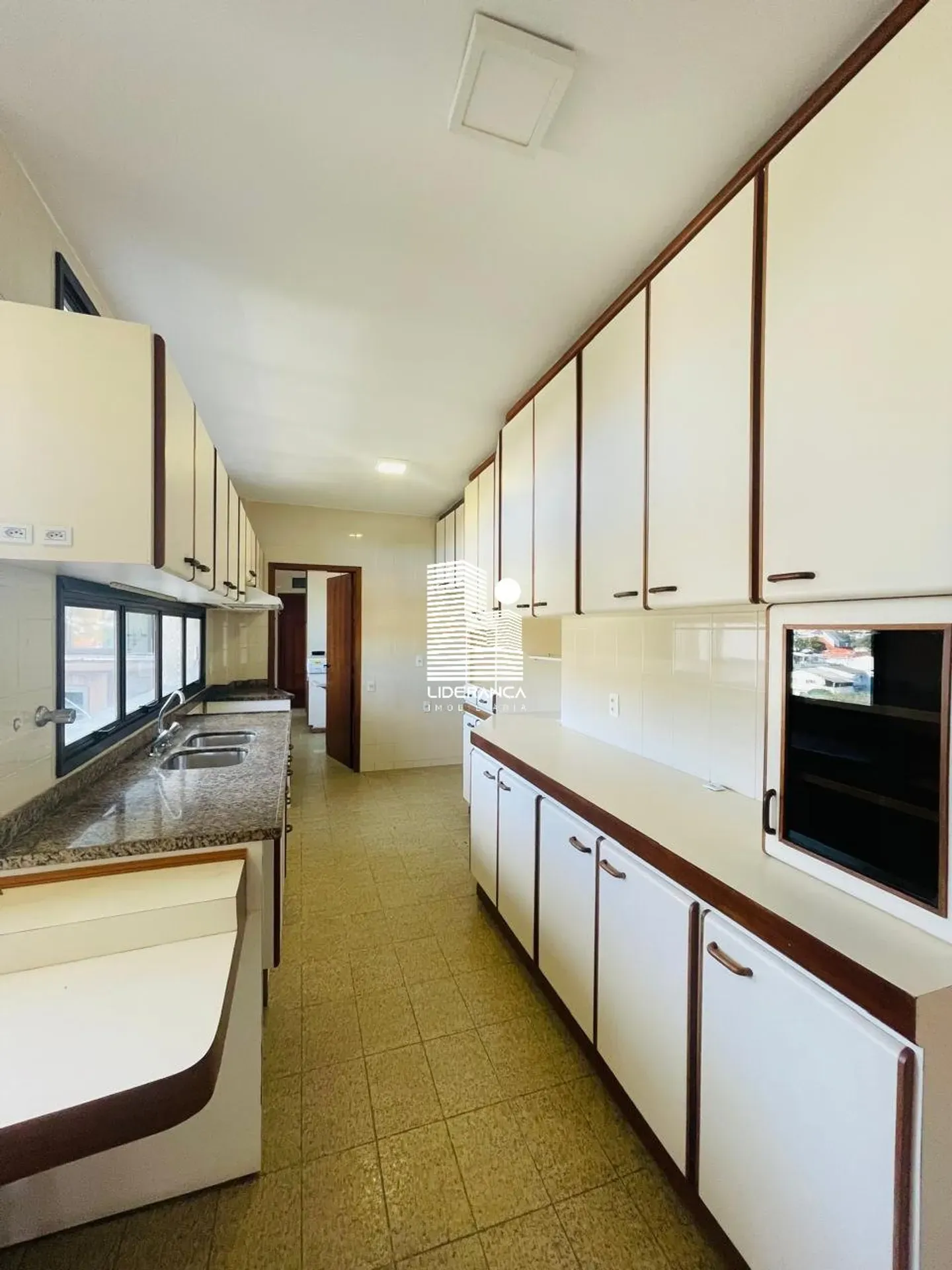 350 m² apartment with 3 en-suite bedrooms and 3 parking — photo 51