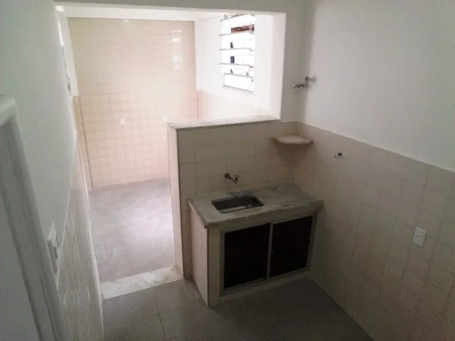 Casa sem mobília com 2 quartos e banheiro elétrico