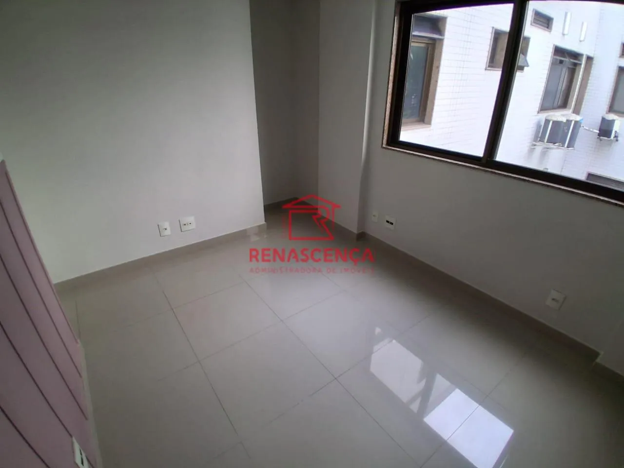 Balcony with a grill in a 2-bedroom apartment, 80 m² — photo 3