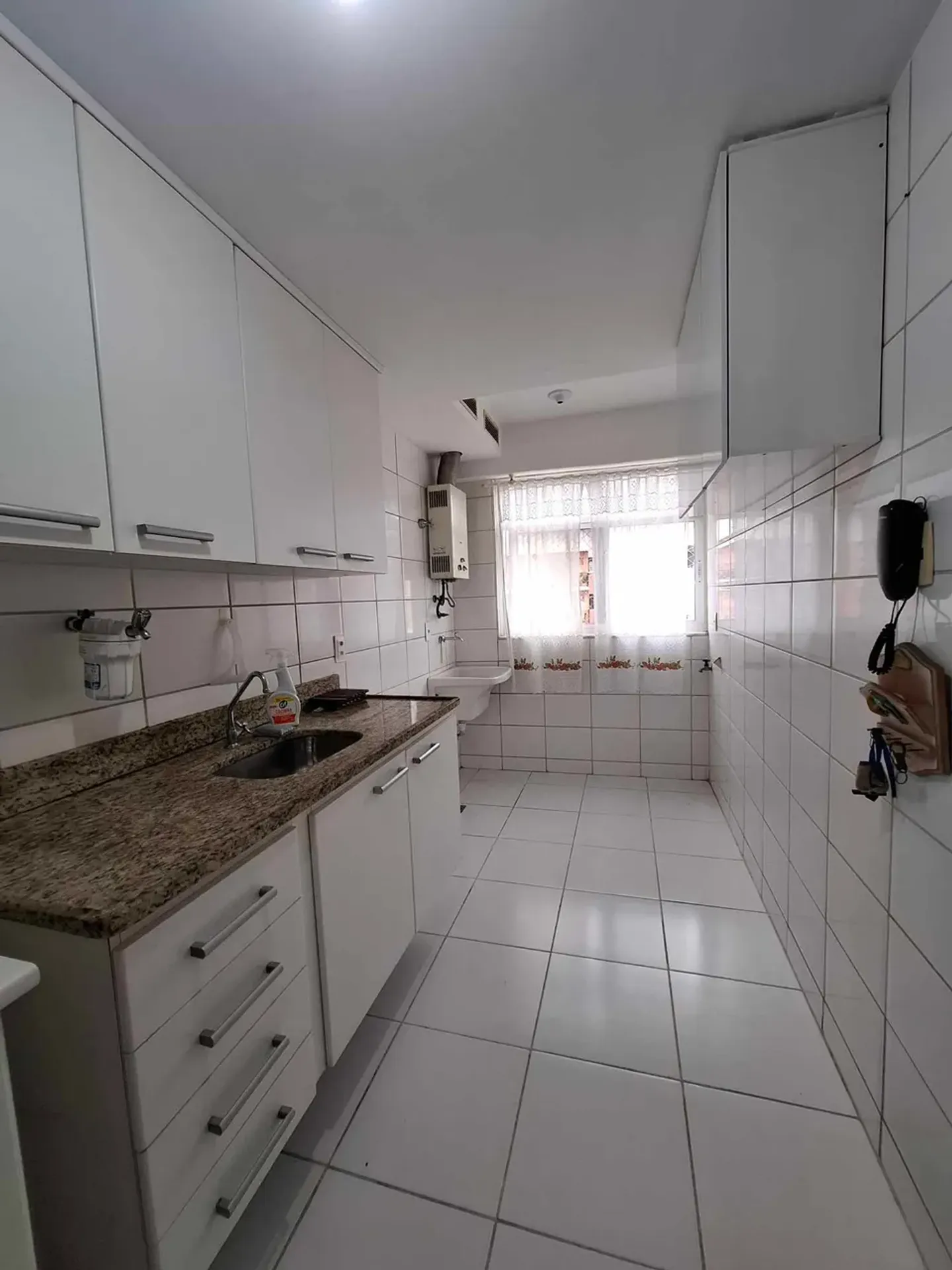 Apartamento com 2 quartos e cozinha fechada com coifa — photo 23