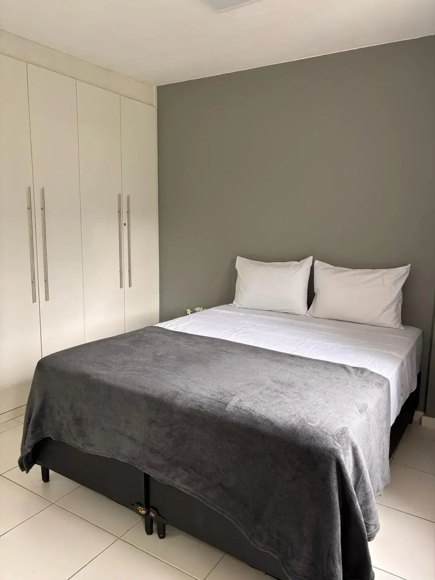 Apartamento com 2 quartos e varanda fechada de vidro — photo 24