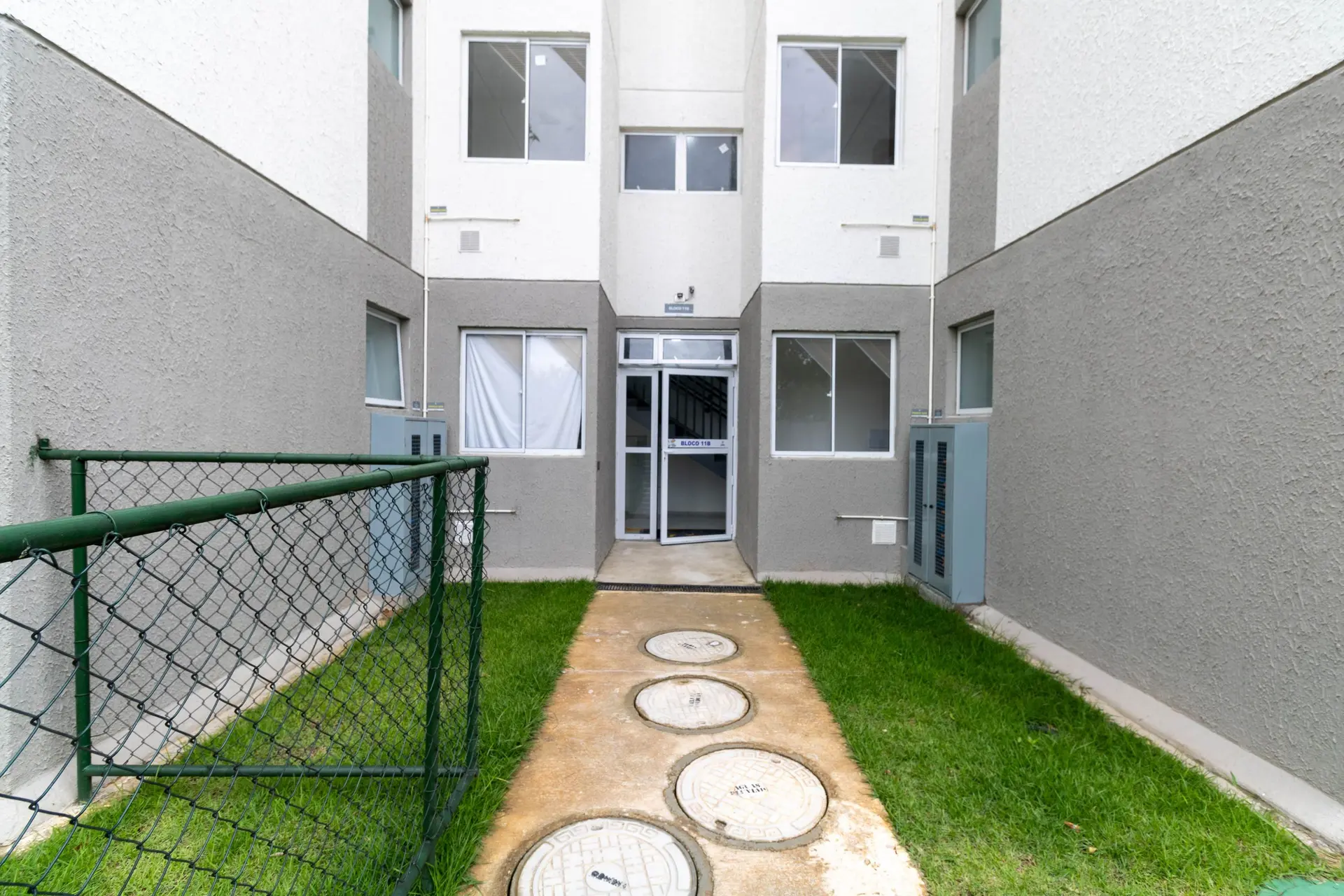 2-bedroom apartment in a building with a gym — photo 3