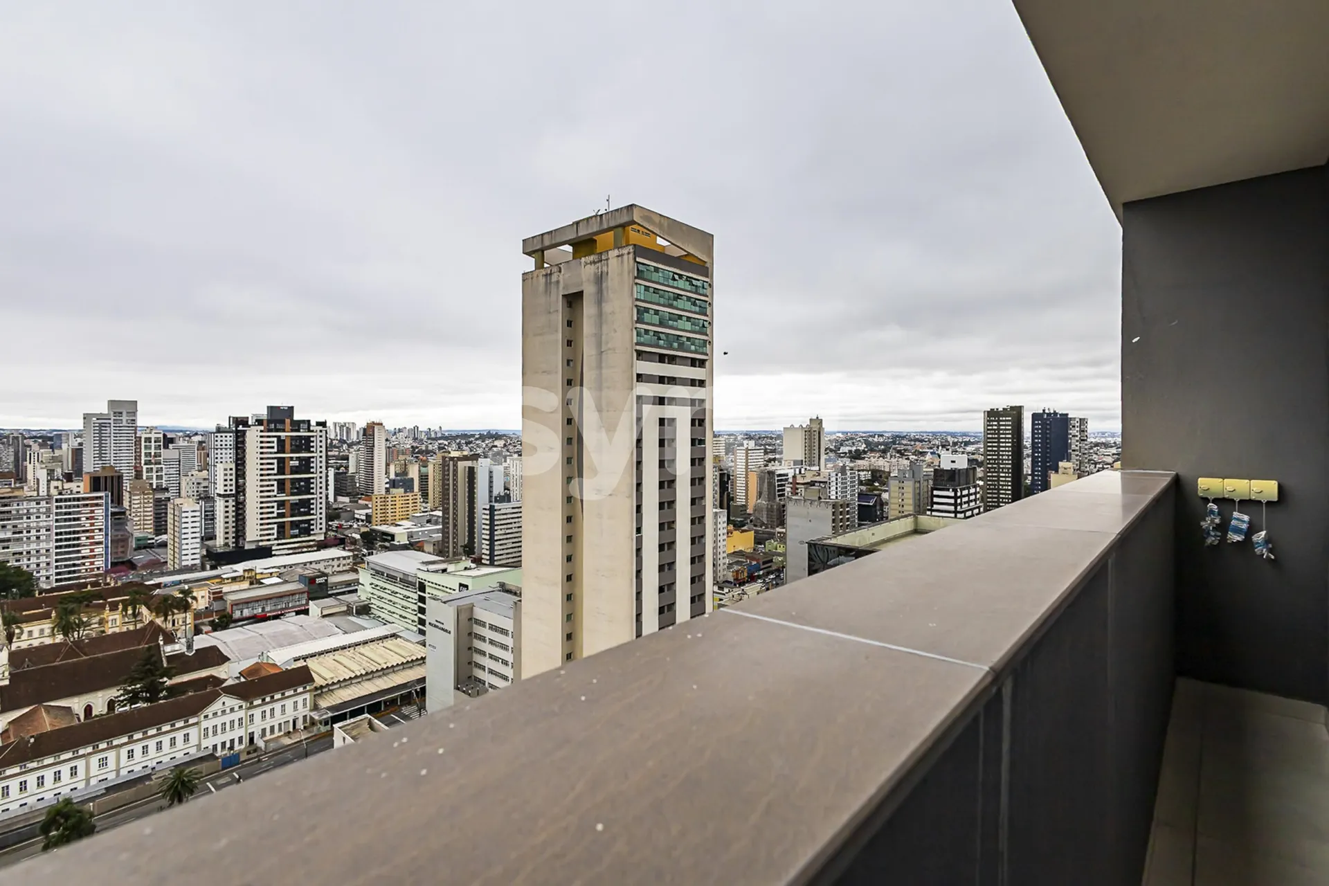 Furnished 1-bedroom apartment with a glass-enclosed balcony — photo 67