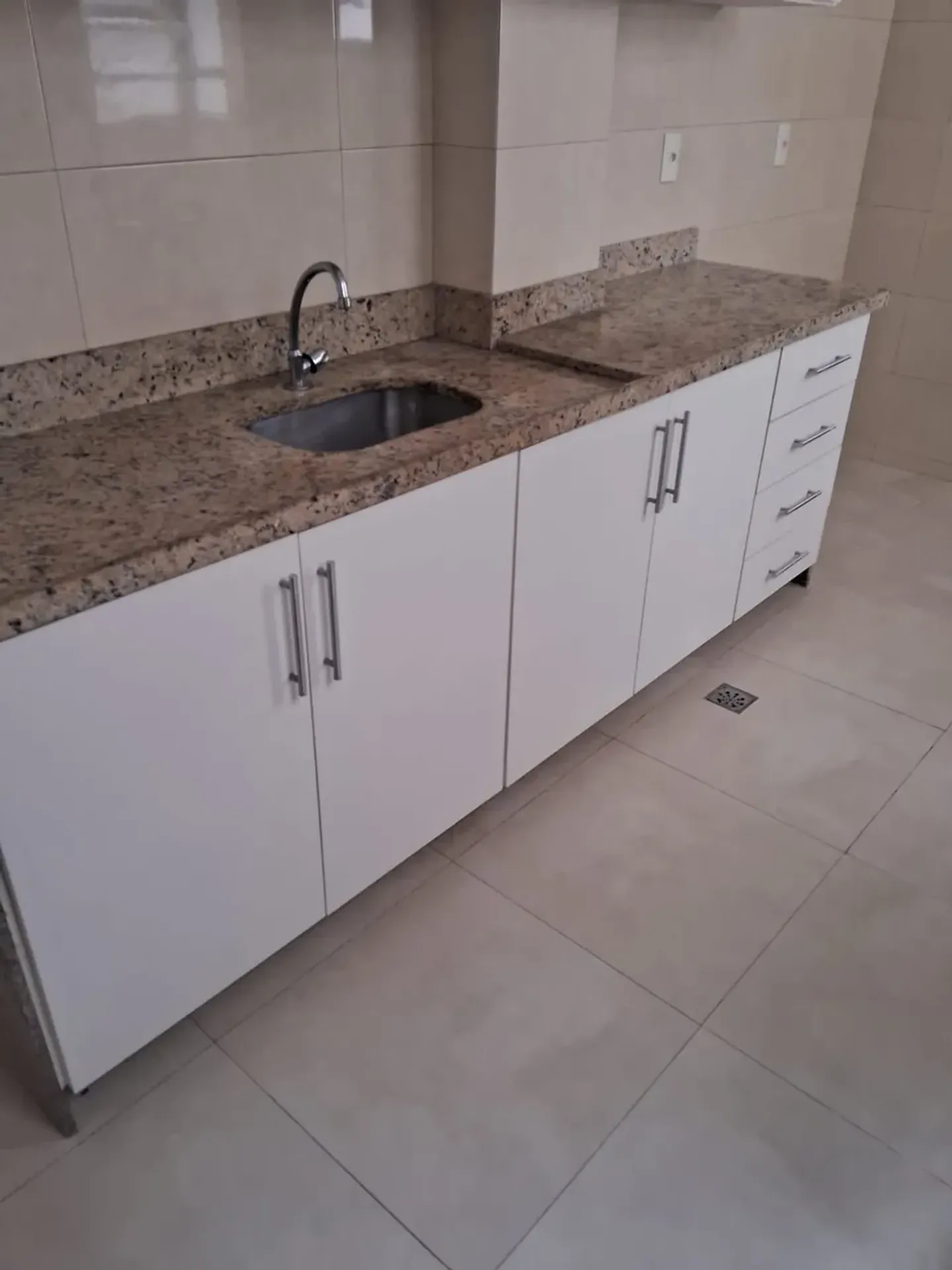 2-bedroom apartment with wood or laminate floors — photo 4