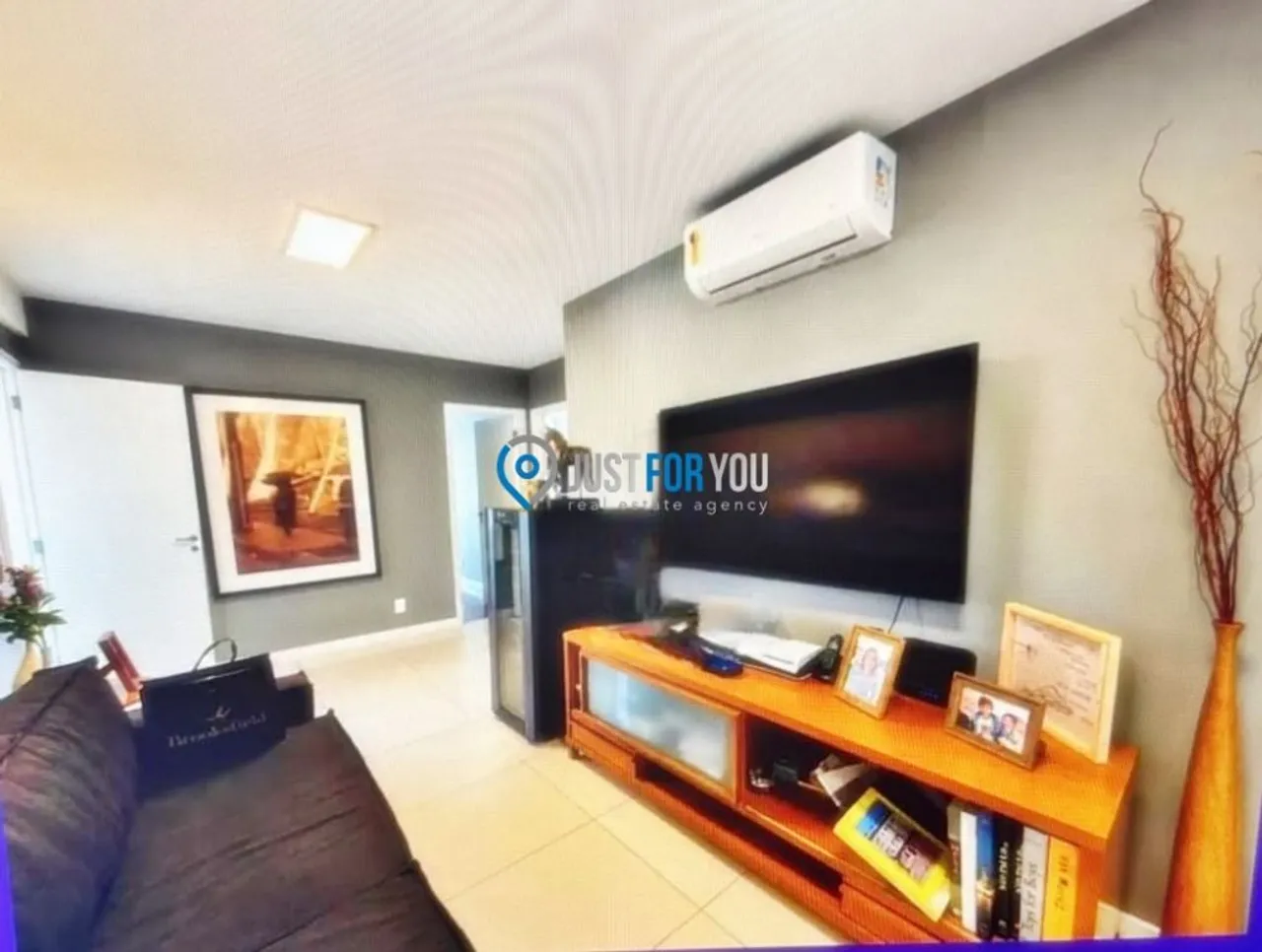 4-bedroom apartment in a building with a pool — photo 13