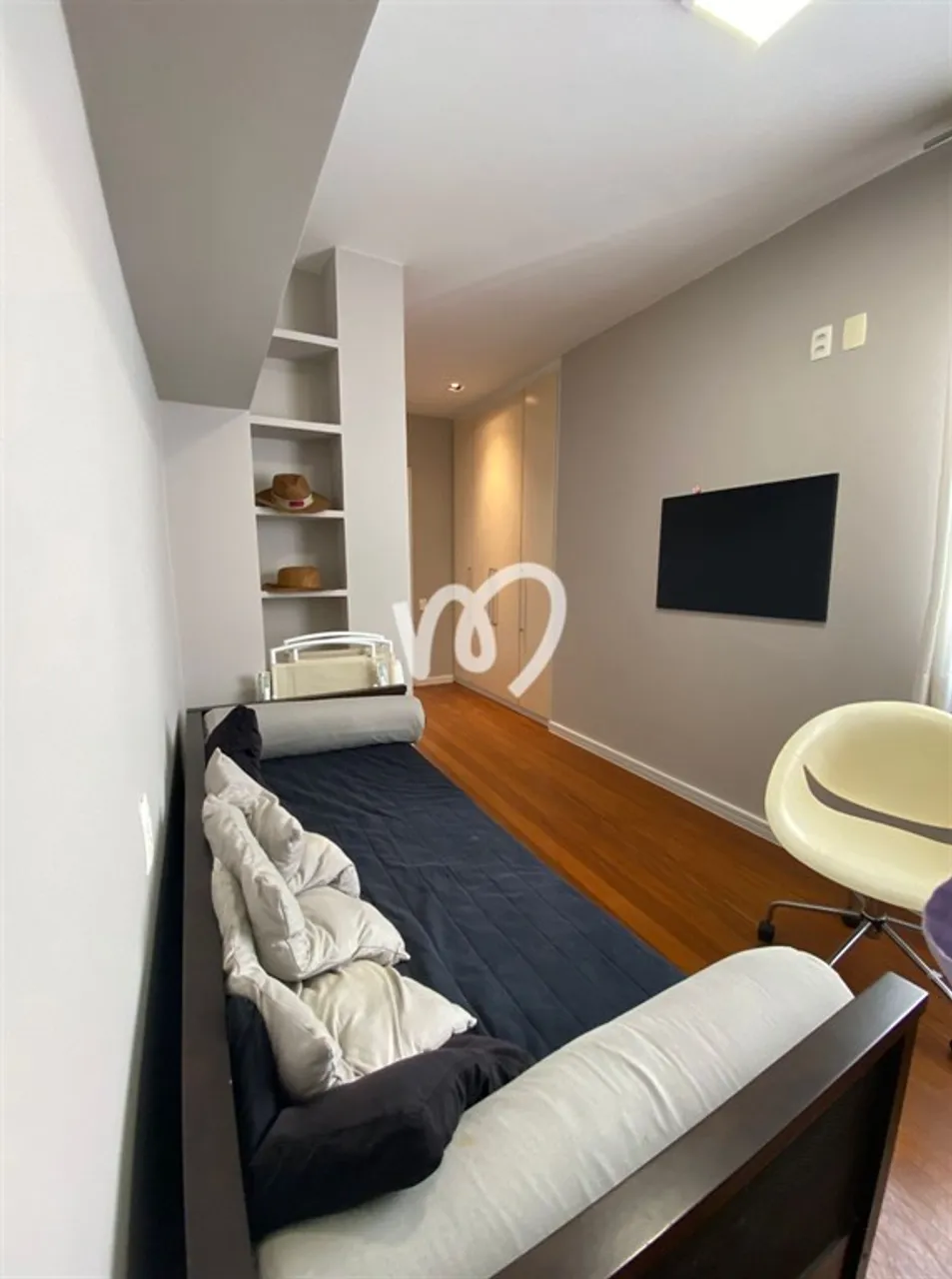 Furnished 314 m² apartment with 5 bedrooms — photo 14