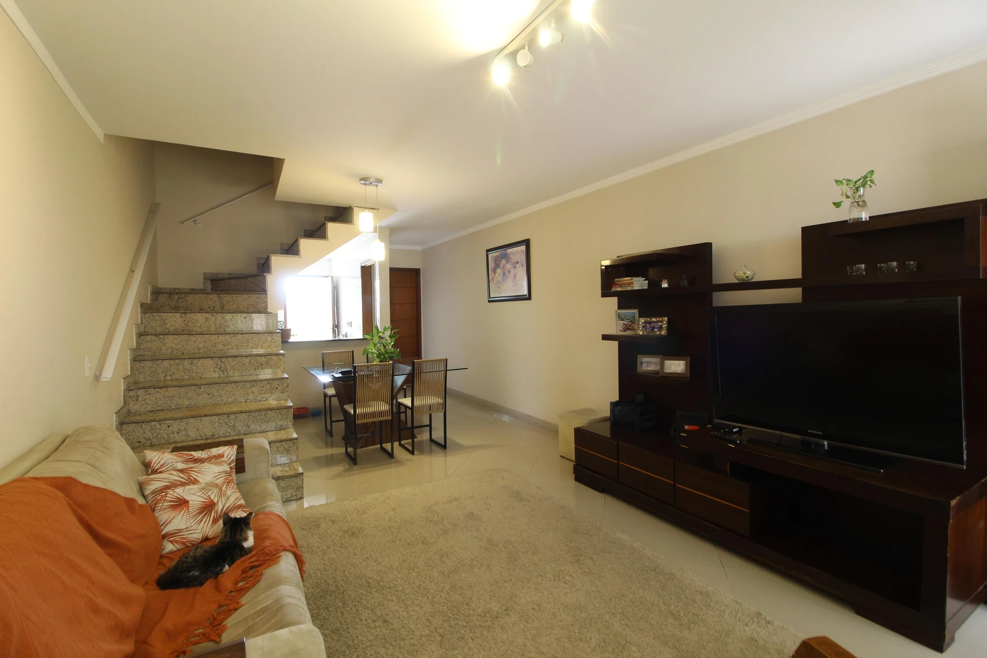 Rental apartment with 3 en-suite bedrooms and balcony — photo 15