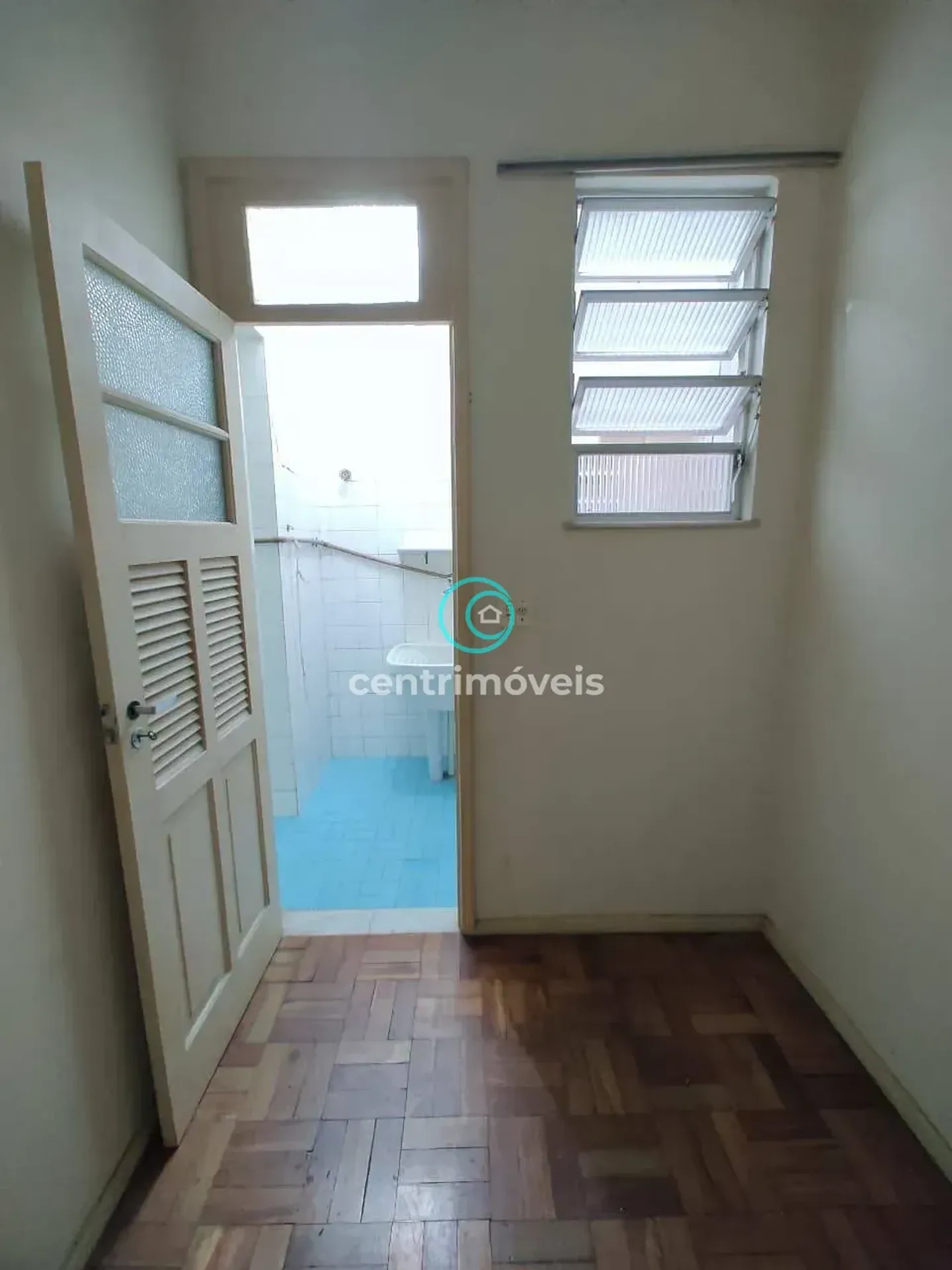 Wood or laminate floors in a one-bedroom apartment, 52 m² — photo 32