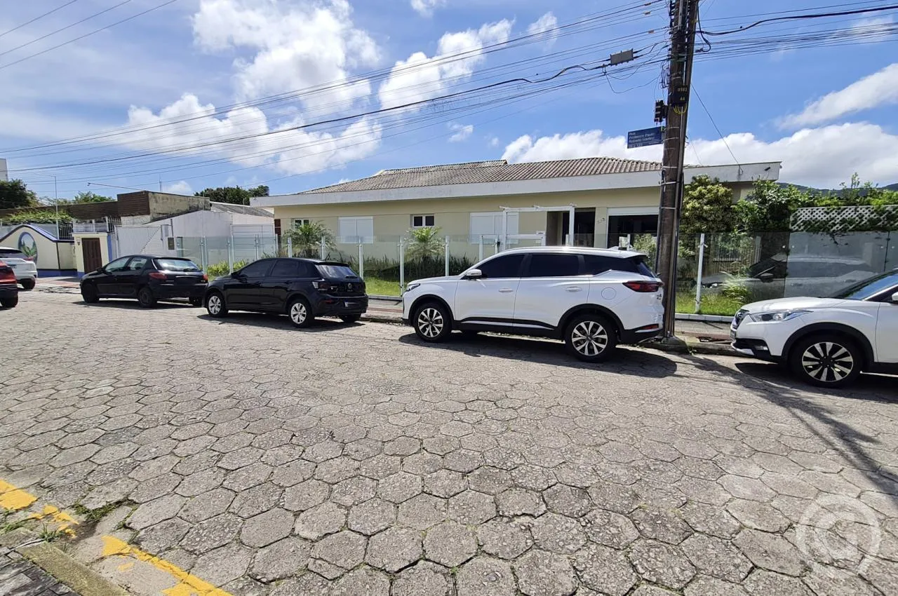 4-bedroom house with a walk-in closet in Florianópolis — photo 18
