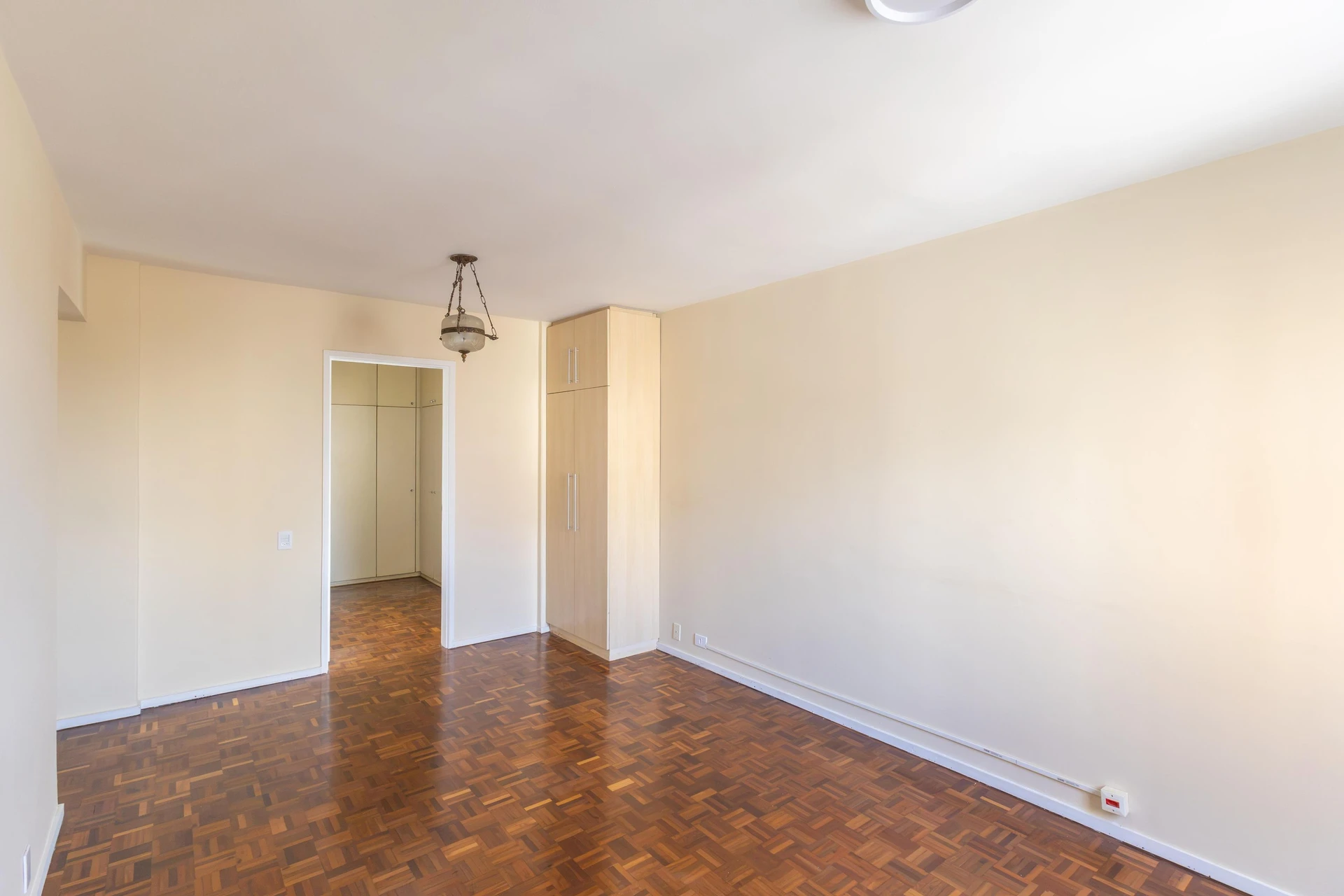 Furnished apartment, 283 m², with a glass-enclosed balcony — photo 15