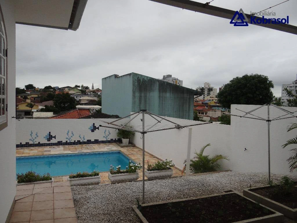 5-bedroom house with a private pool — photo 10