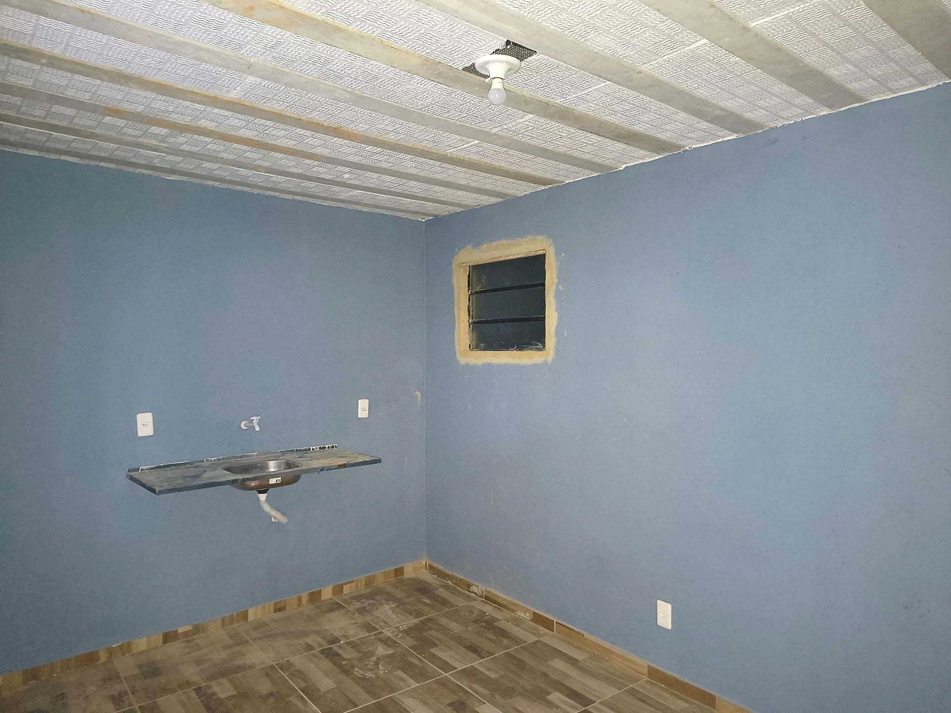 Unfurnished studio with a balcony and laundry area — photo 13