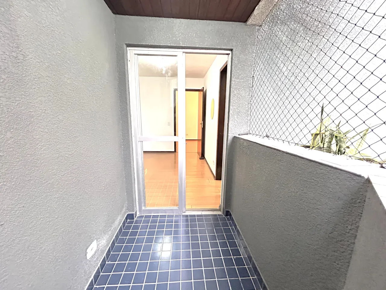 Apartment on the 2nd floor with wood or laminate floors — photo 9