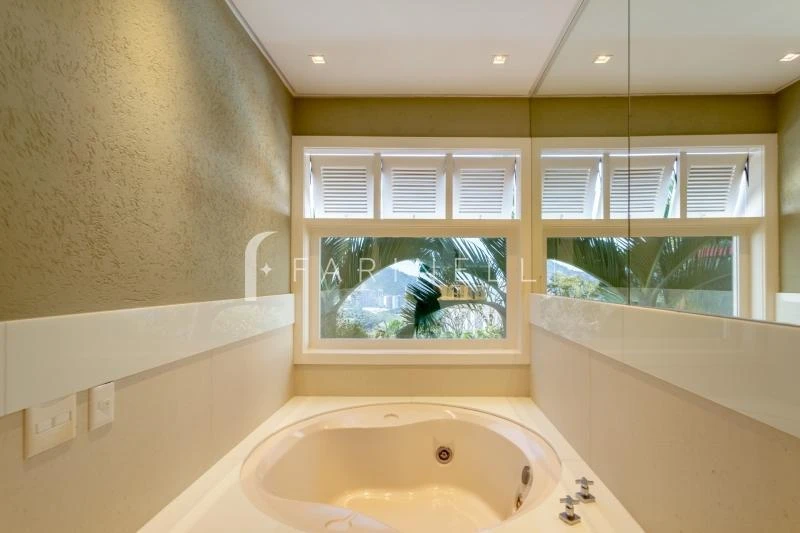 Furnished 1200 m² house with a balcony and 6 bedrooms — photo 45