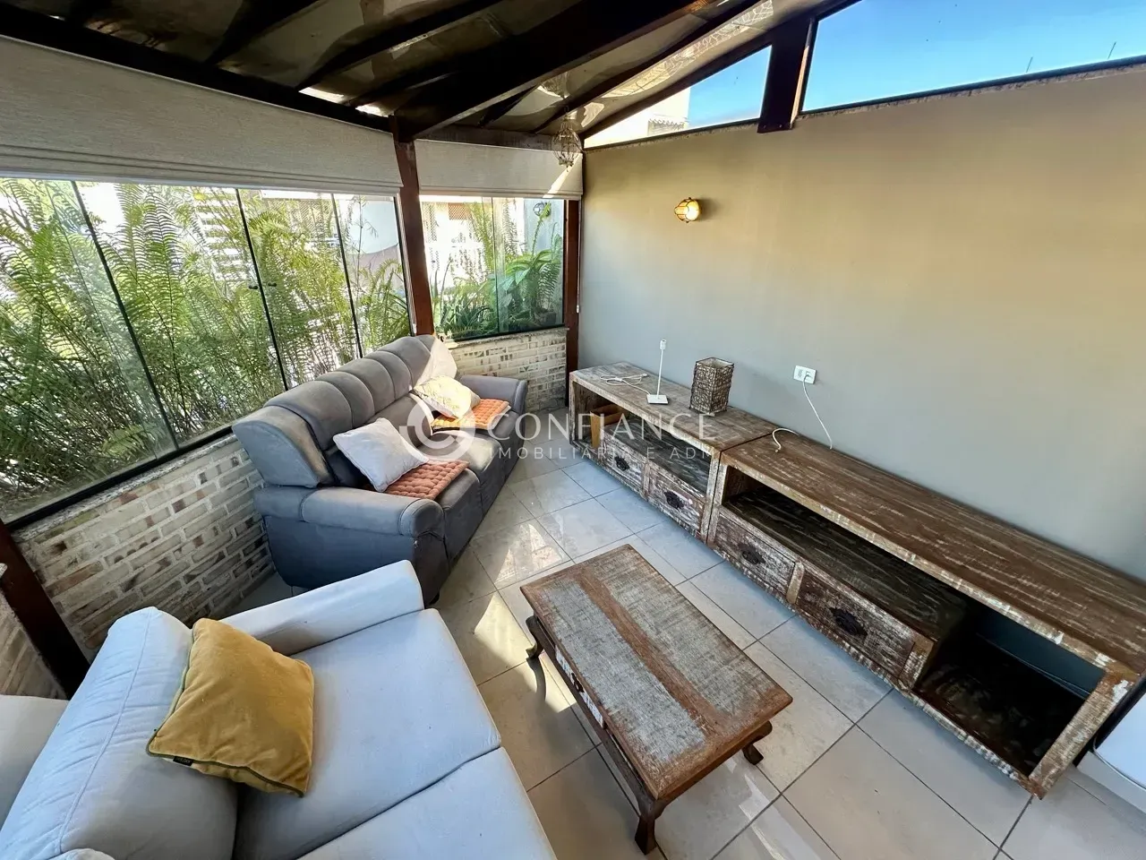 Apartment with enclosed balcony and built-in grill — photo 8