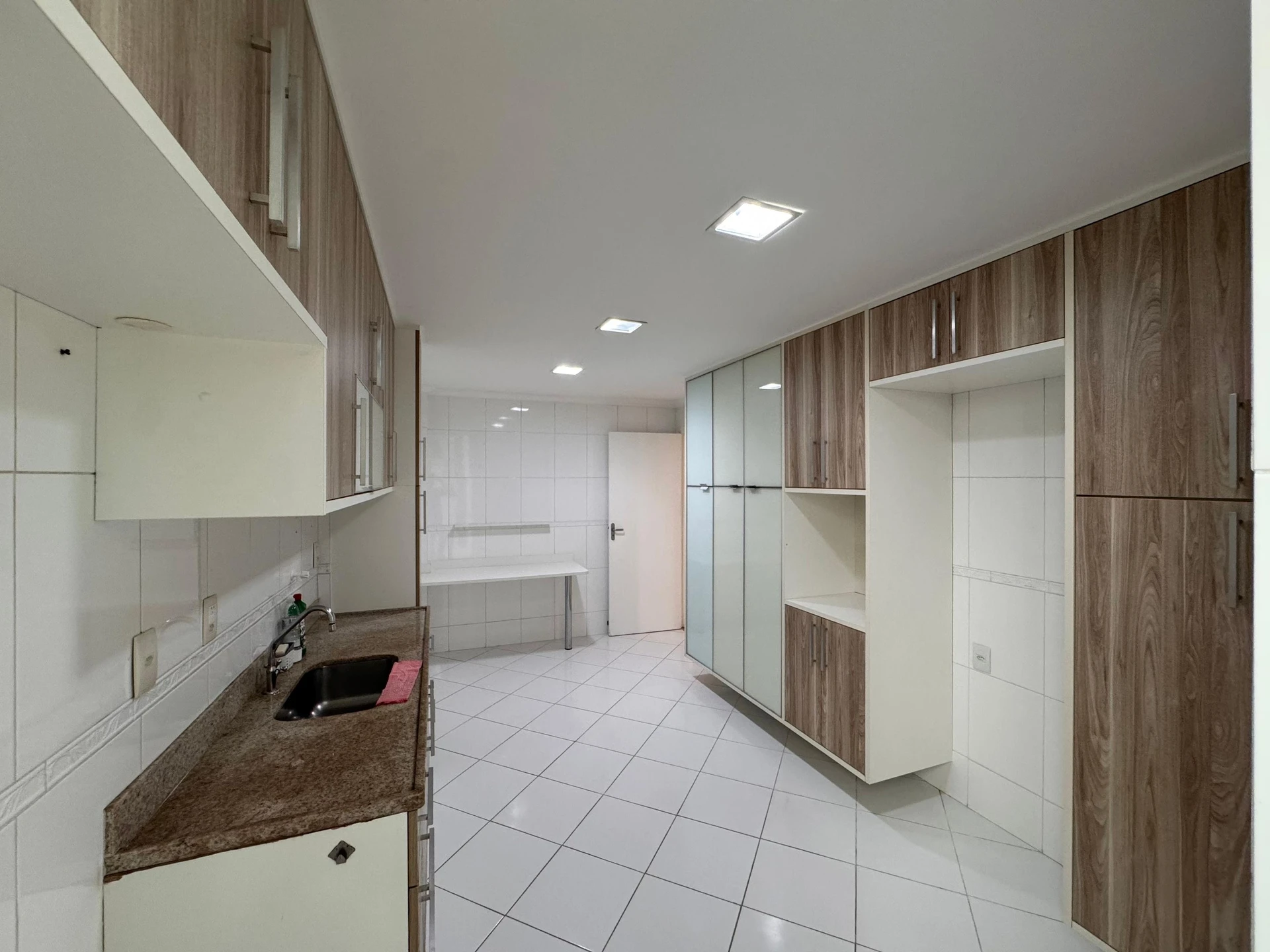 Unfurnished 3-bedroom apartment with a glassed balcony — photo 33