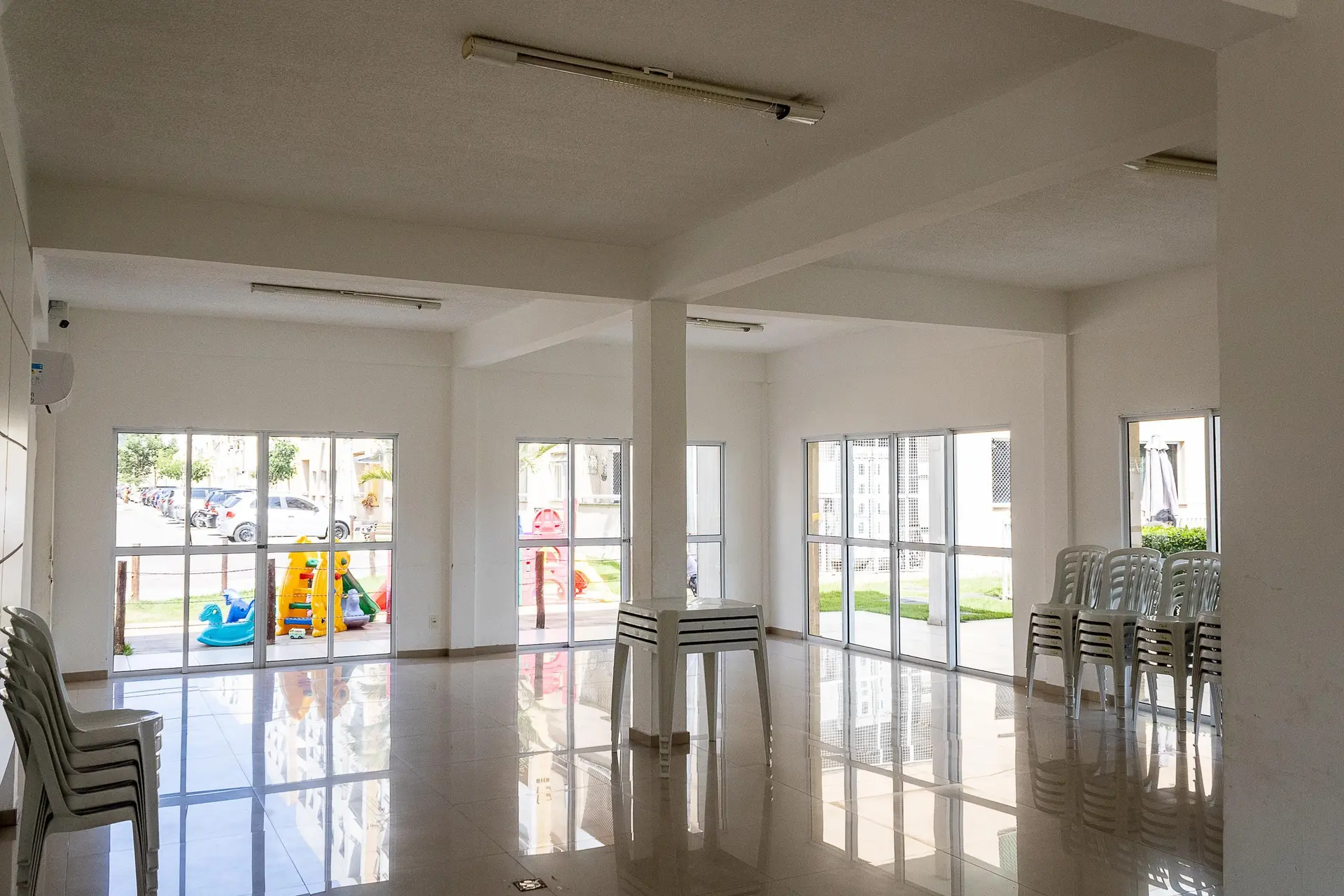 2-bedroom apartment in a building with a gym — photo 12