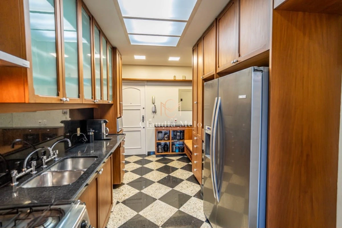 Furnished 4-bedroom apartment with gas stove kitchen — photo 30