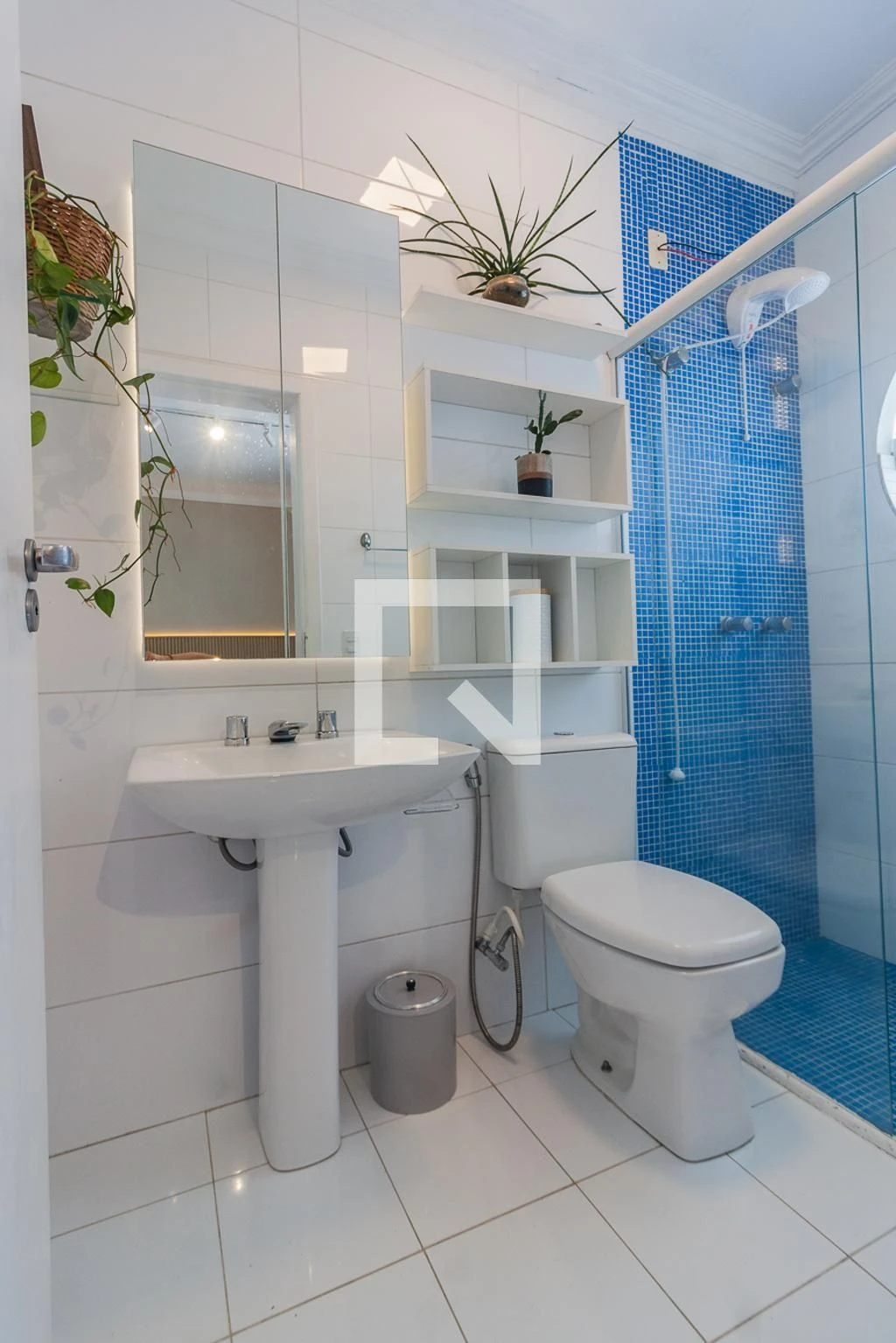 Furnished studio in a building with a pool — photo 25