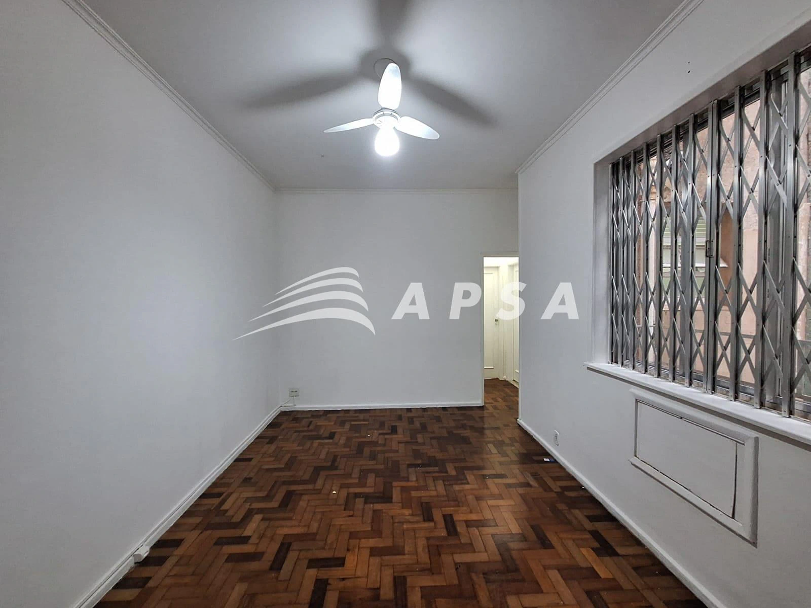 Apartamento de 2 quartos com piso de madeira ou laminado — photo 5