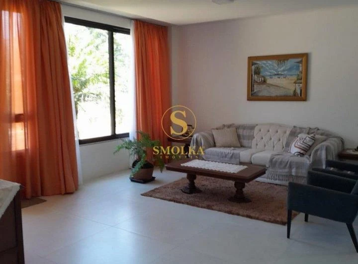 425 m² house with open-plan gas kitchen and 4 bedrooms