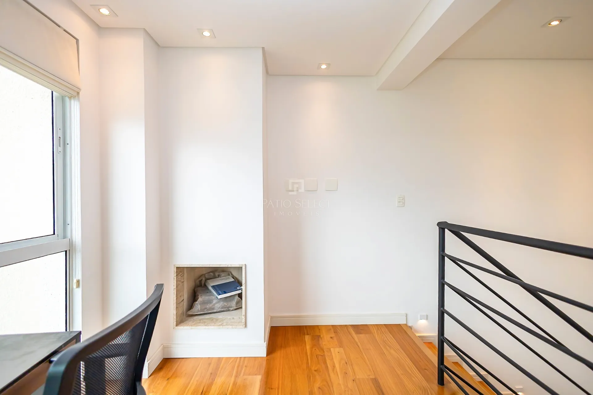 4-bedroom apartment with a fireplace — photo 95