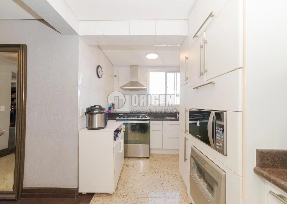 Furnished 216 m² apartment with 3 en-suites — photo 35
