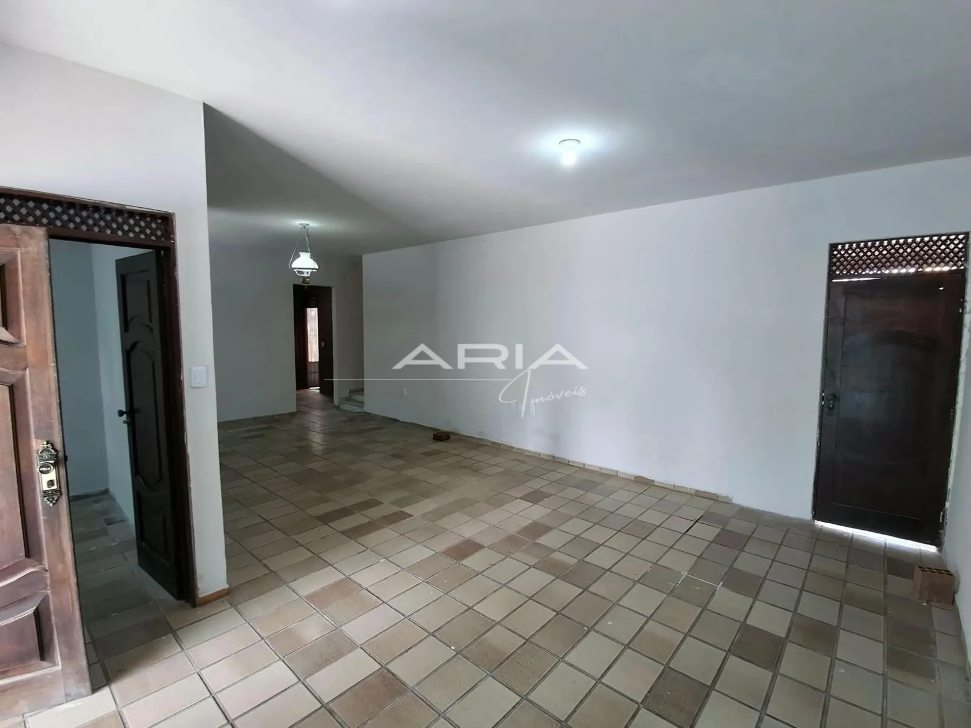 280 m² house with 7 parking spots and 2 en-suite rooms