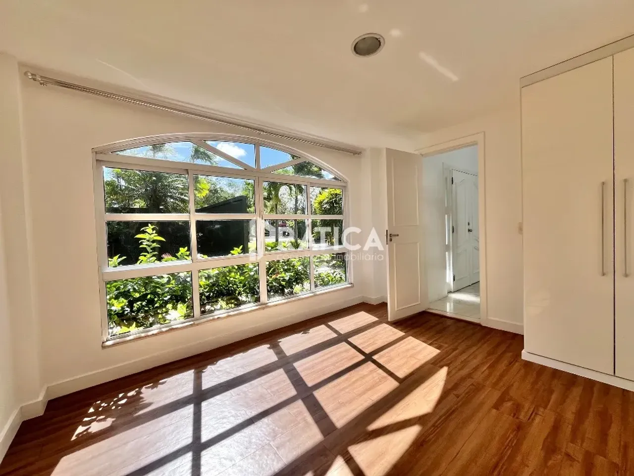 House with 5 bedrooms and a 24-hour concierge — photo 13