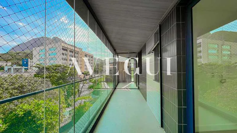 3-bedroom apartment in a building with a pool — photo 16
