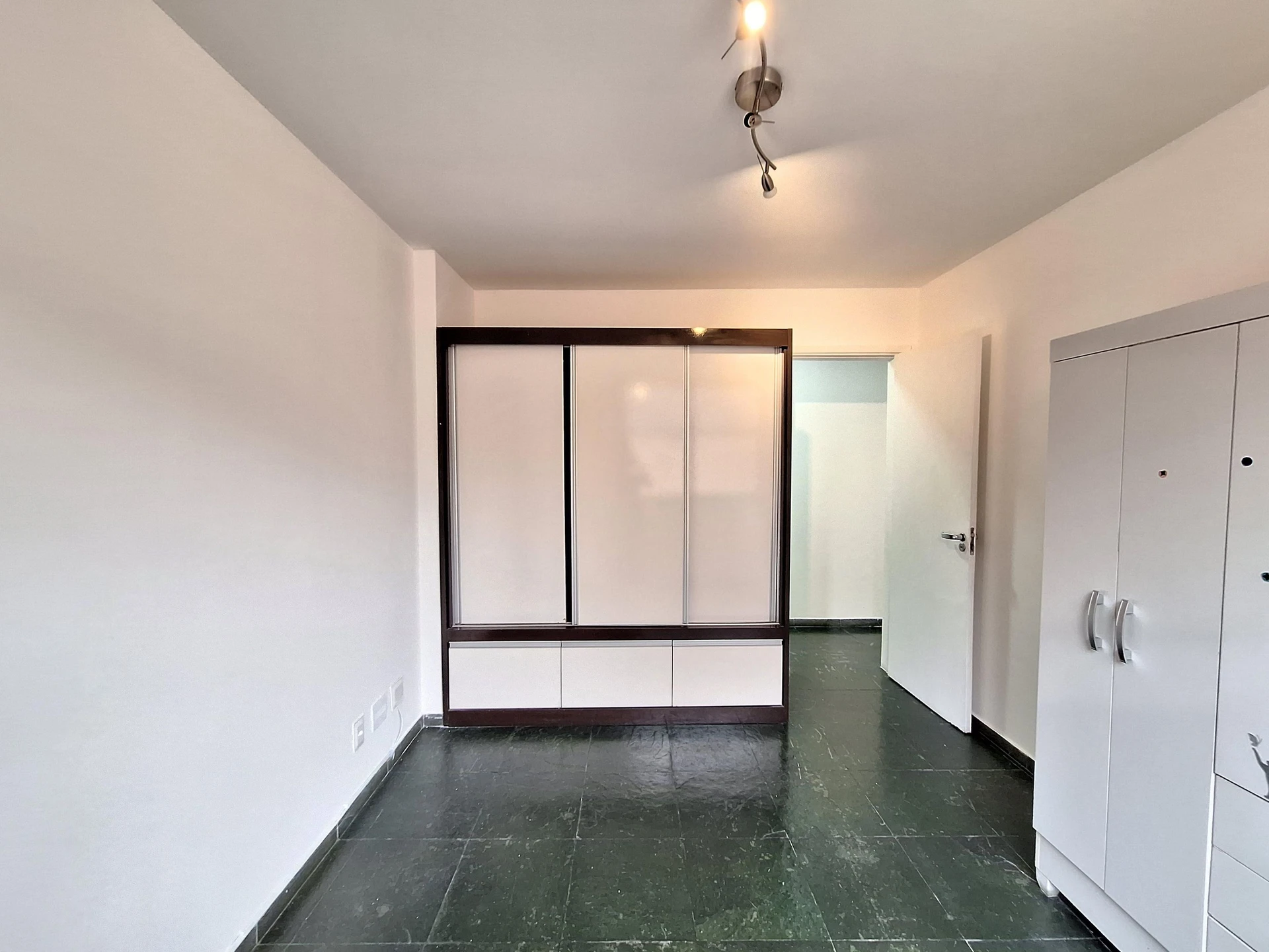 Apartamento de 75 m² com jacuzzi e varanda envidraçada — photo 26