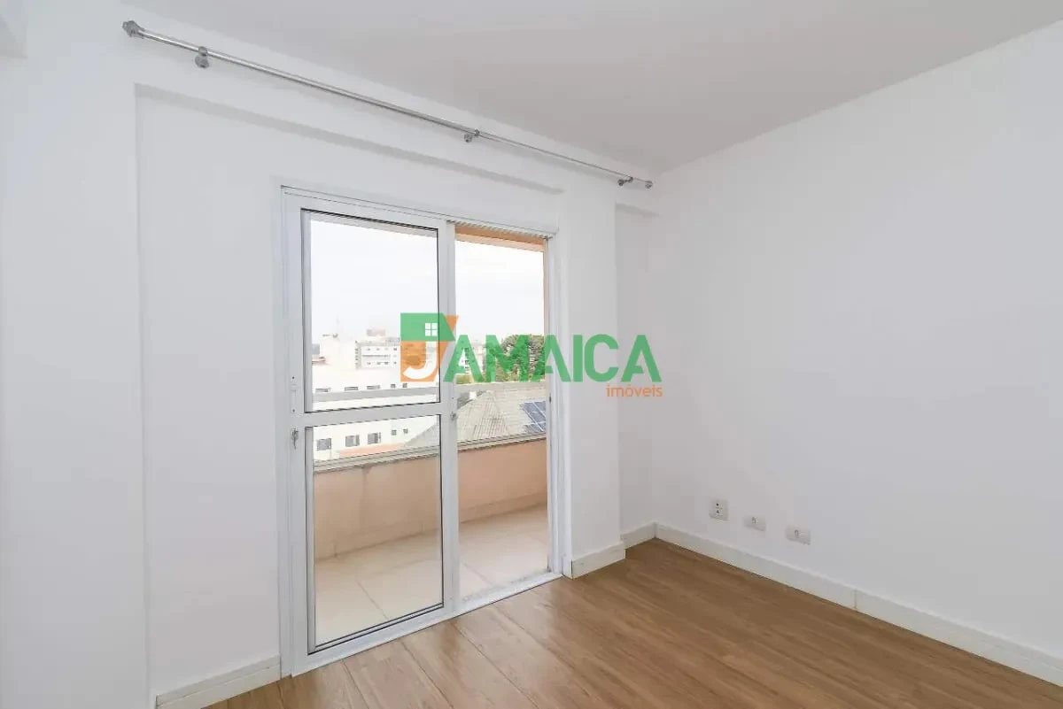 Balcony with a grill in a 2-bedroom apartment, 52 m² — photo 7