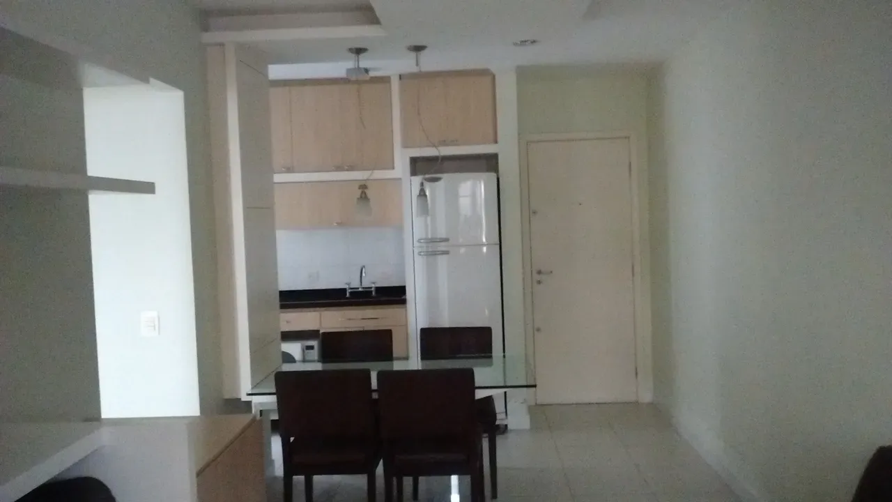 One-bedroom apartment in a building with a gym — photo 11