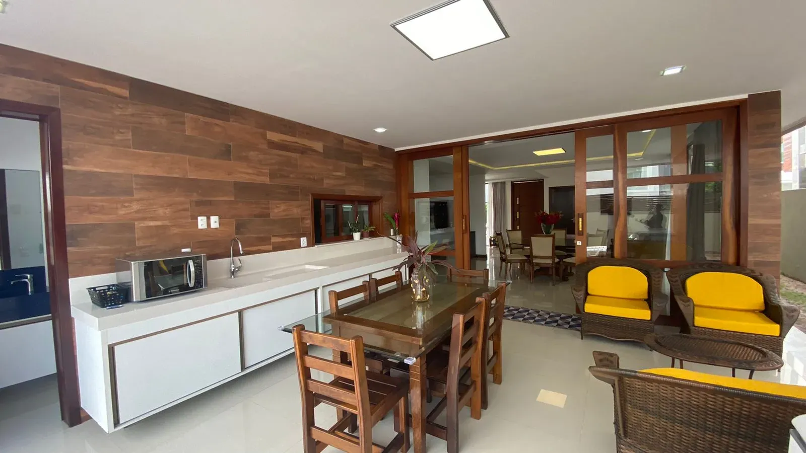 House with 4 en-suite bedrooms and an open-plan gas kitchen