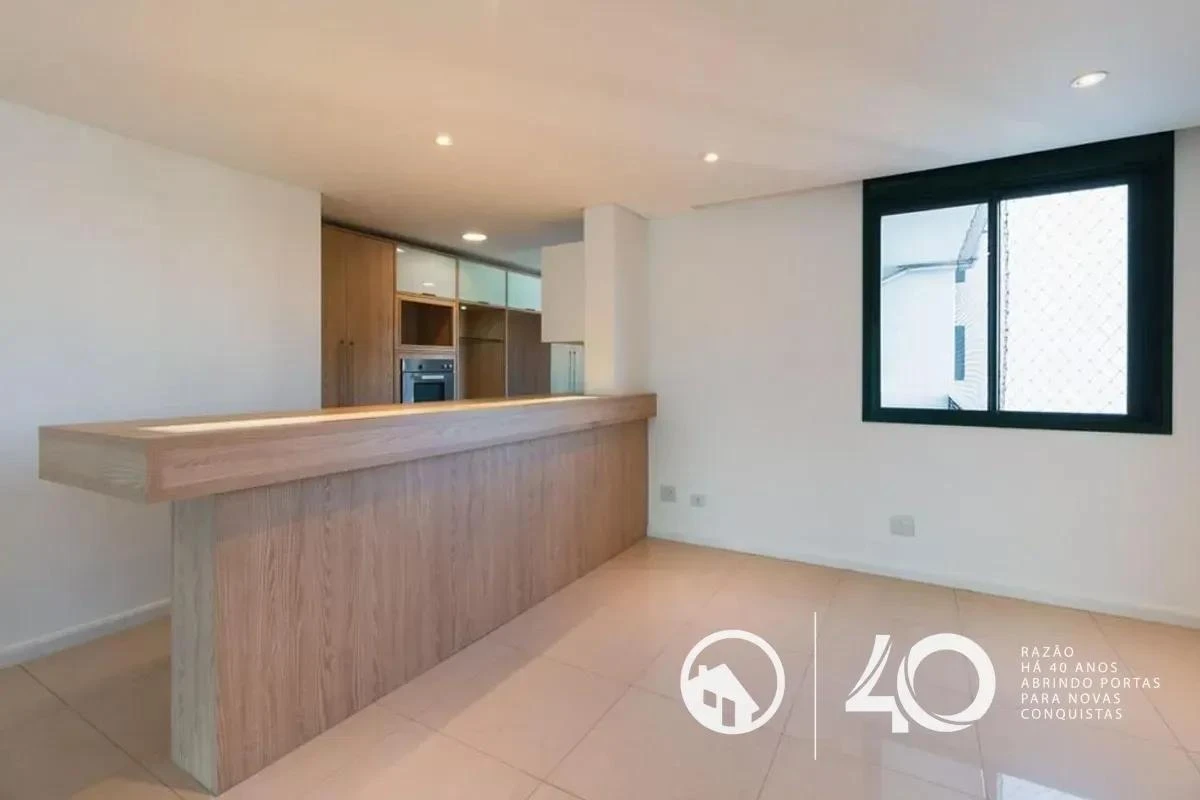 4-bedroom apartment with floor-to-ceiling windows — photo 2