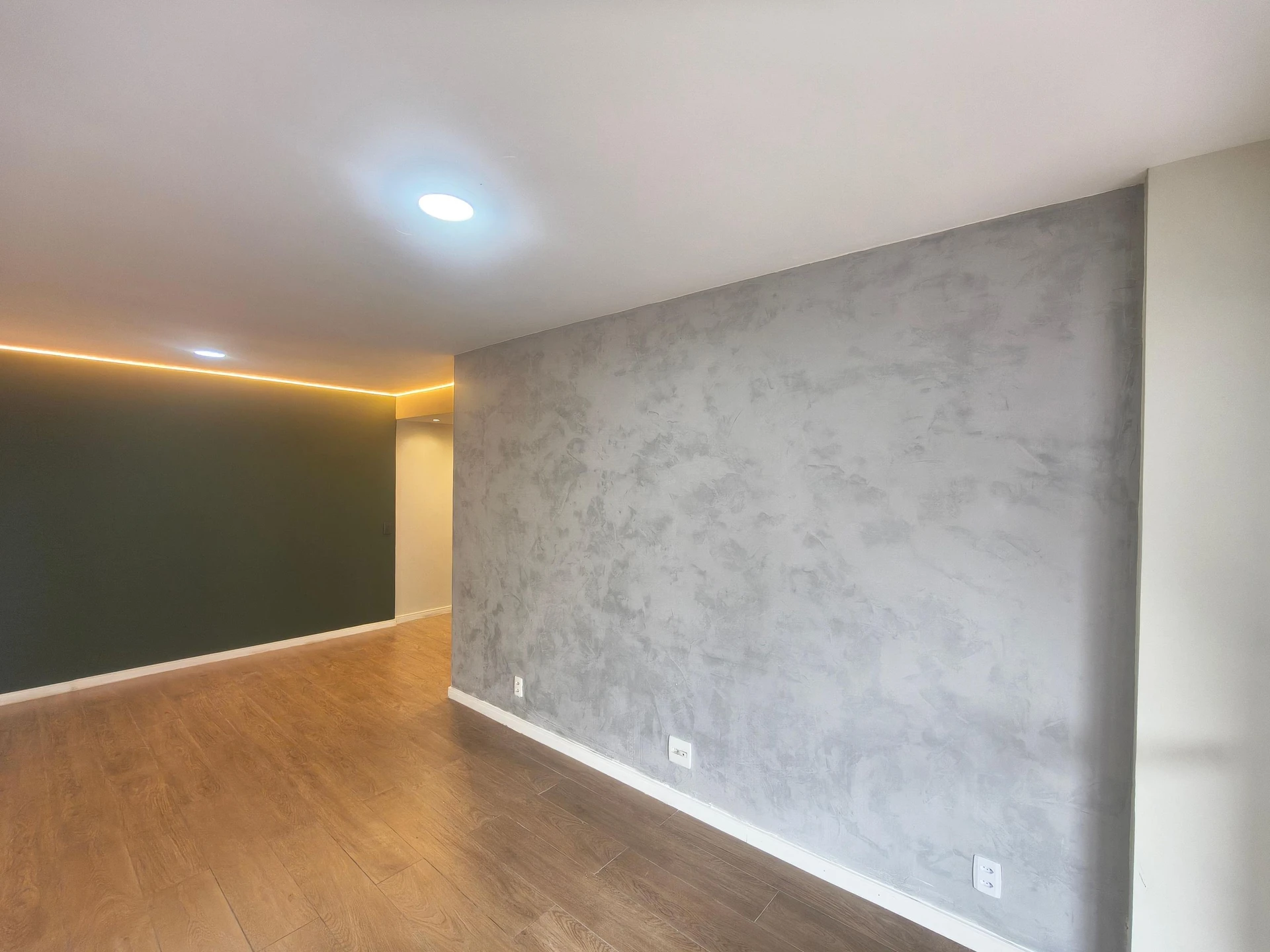 Unfurnished 2-bedroom apartment with a closed kitchen — photo 24