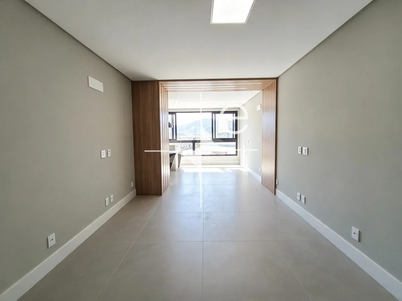 Glass-enclosed balcony in a 3-bedroom apartment, 150 m² — photo 11