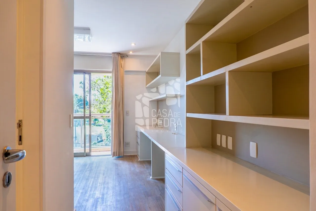 4-bedroom apartment with enclosed glass balcony — photo 10