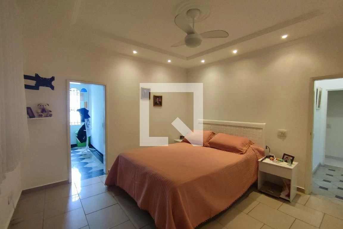 House with 3 bedrooms and a private backyard — photo 35