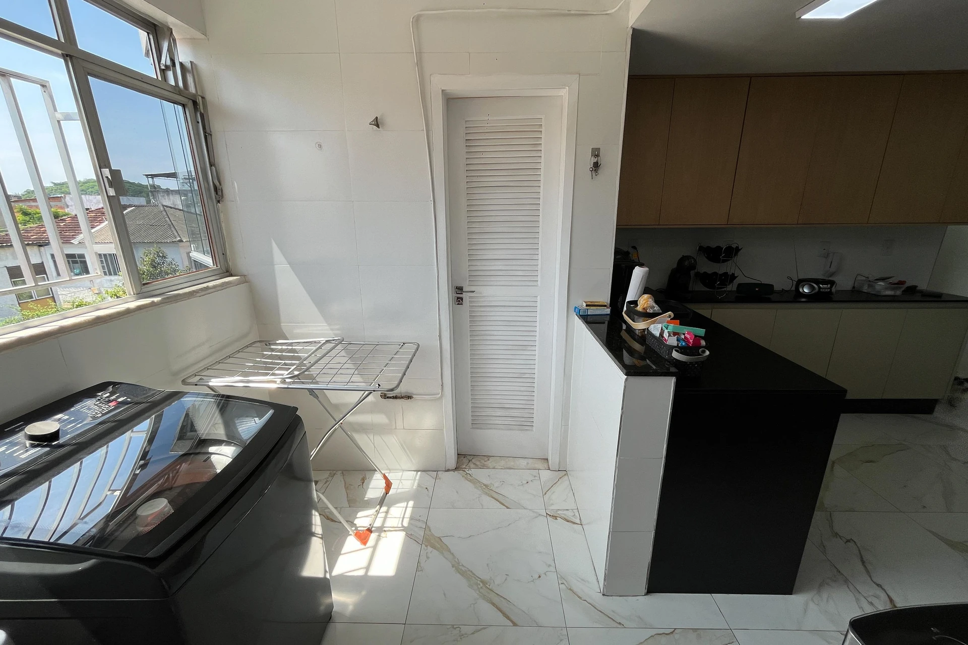 Glass-enclosed balcony in a 3-bedroom apartment, 131 m² — photo 46