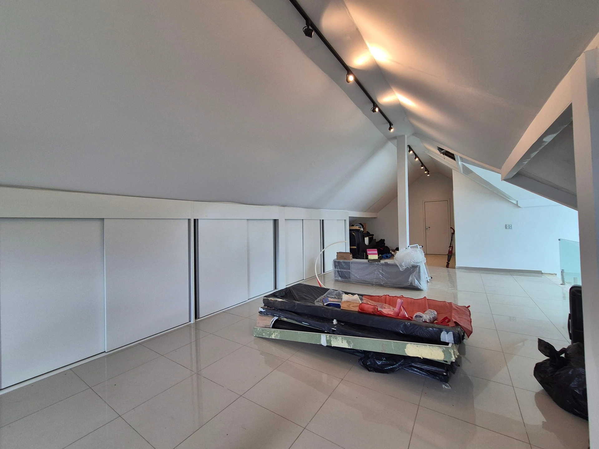 5-bedroom house with floor-to-ceiling windows — photo 70