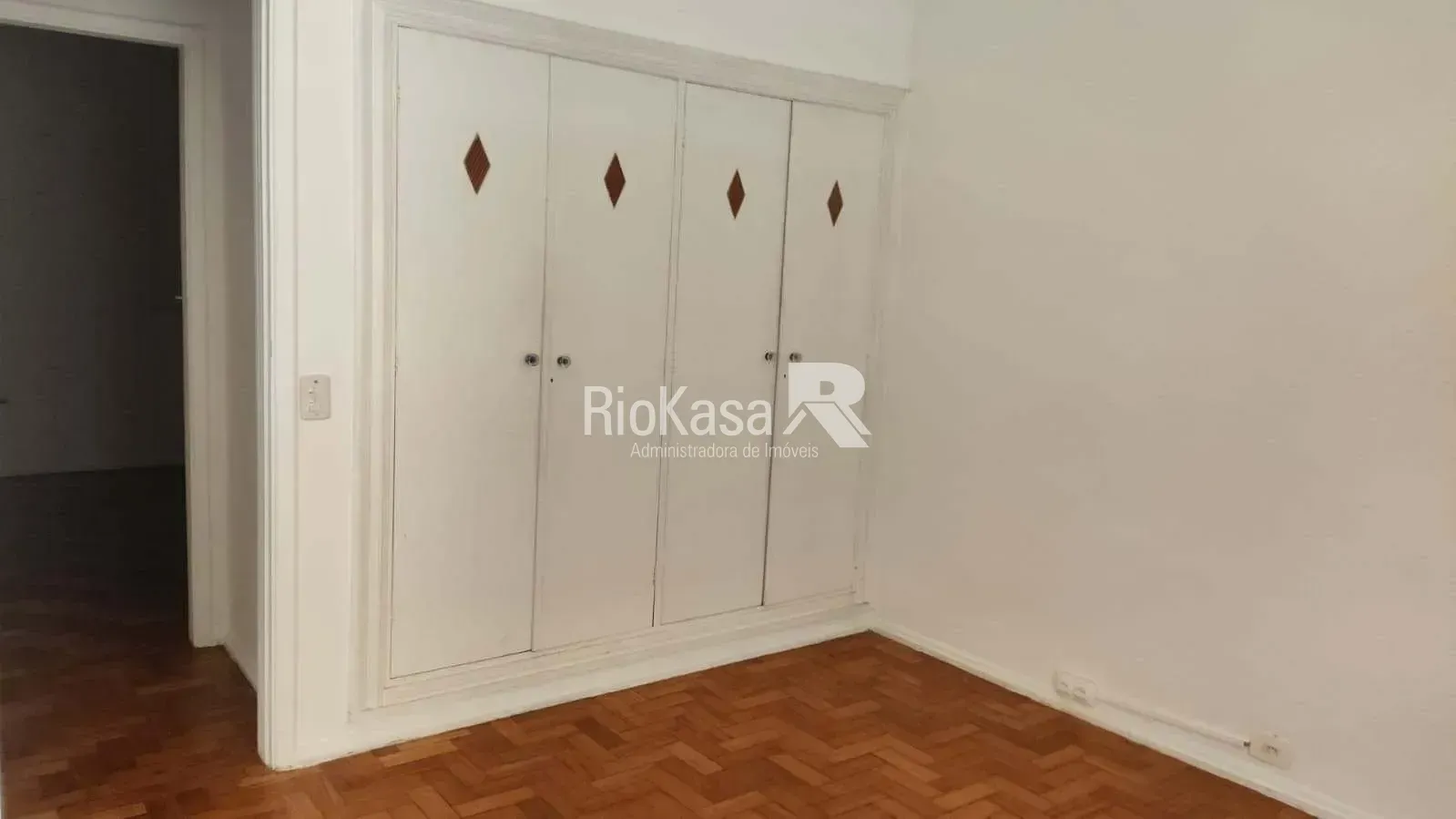 Wood or laminate floors in a 3-bedroom apartment, 85 m² — photo 12